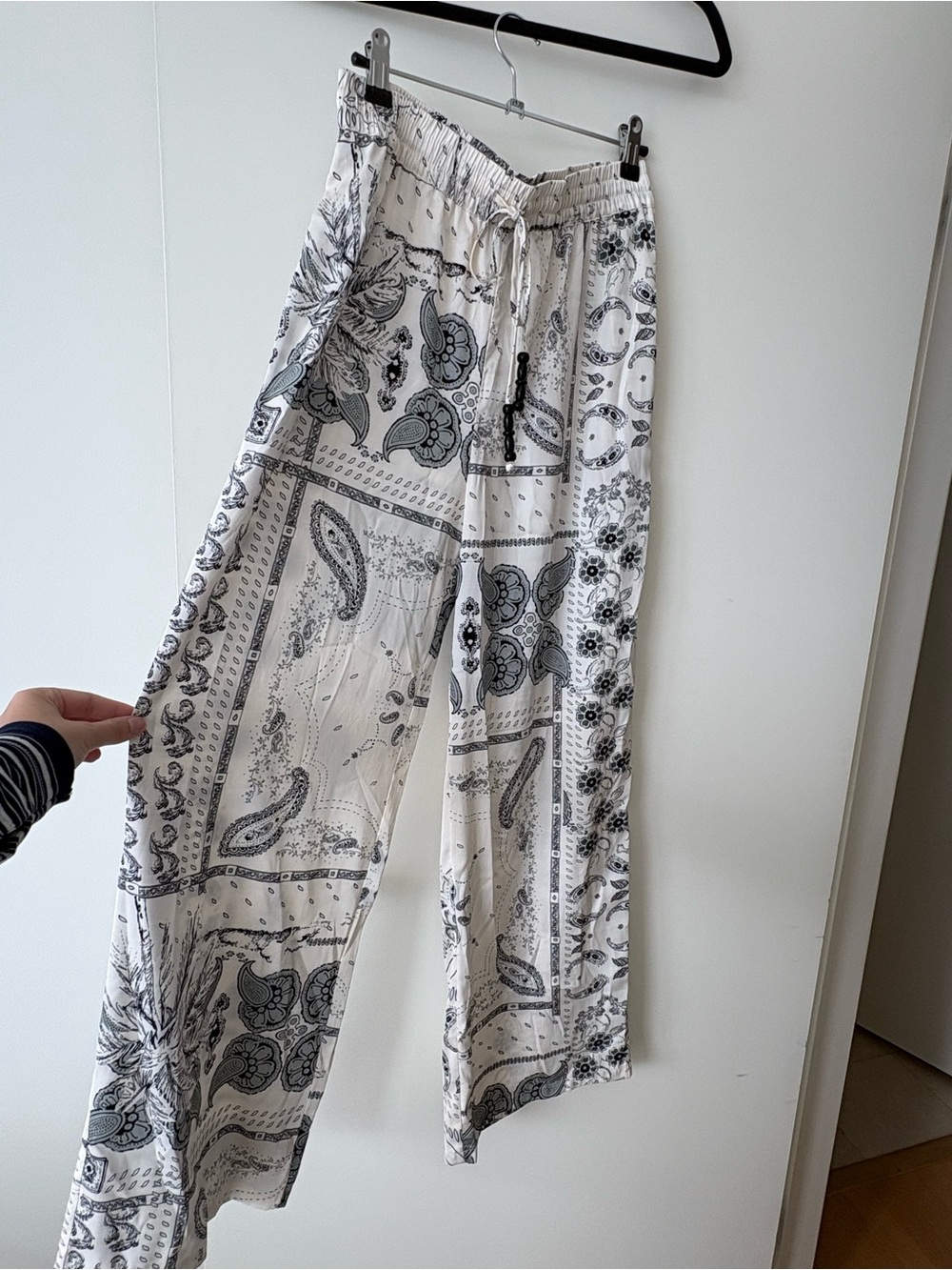 Rachel Zoe White and Black Paisley Wide-Leg Drawstring Pants